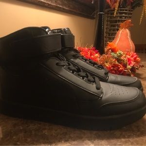 Mens Solid black basketball sneakers with strap